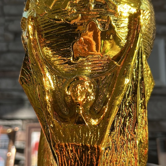 Full size replica 2022 World Cup trophy - Picture 3 of 3